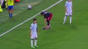 La reacción de Maxi Salas cuando un hincha de Racing le tiró una zapatilla