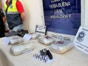 Secuestran cocaína, marihuana y un arma en múltiples allanamientos