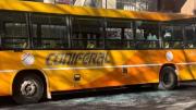 No le dejaron pagar el boleto en efectivo y destrozó el colectivo a martillazos