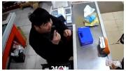 Un comerciante chino apuntó con un arma a un cliente que intentó robar un dulce de leche y un queso