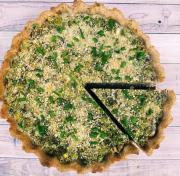 Tarta con masa integral y relleno de brócoli