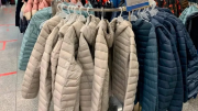 La liquidación de ropa de invierno con grandes descuentos en dos supermercados