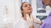 Los mejores ejercicios faciales para prevenir y mejorar la papada