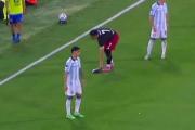 La reacción de Maxi Salas cuando un hincha de Racing le tiró una zapatilla