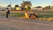 Un conductor borracho volcó en el Acceso Este y destrozó su Mini Cooper