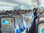 Prohibido levantarse del asiento antes de que frene el avión: un país multa a los pasajeros que lo hagan