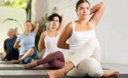 Ideal para la menopausia: 3 posturas de yoga para tonificar los brazos en mujeres a partir de los 45 años
