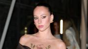 Ester Expósito deslumbra en París con un tatuaje en el pecho durante la Semana de la Moda