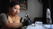 Daniela Artemisa, la “Cholita Tatuadora” que honra con su trabajo a las aimaras
