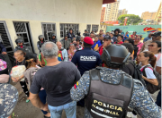 Casi un año sin cobrar: más de 120 docentes indígenas protestaron en la Zona Educativa de Maracaibo