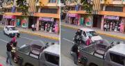 Video: Una adulta mayor que observaba un accidente terminó atropellada por una moto que chocó contra otro vehículo