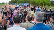 AVASALLADORES AGREDEN EN MONTERO A COMISIÓN ENCABEZADA POR EL GOBERNADOR