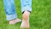 Qué significa cuando una persona prefiere caminar descalza, según la psicología del comportamiento