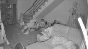 VIDEO ANGUSTIANTE: Mujer dormía en el sillón de su casa cuando fue sorprendida por una enorme pitón