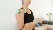 El entrenamiento que promete tonificar tus brazos: tres ejercicios clave para hacer después de los 50 años