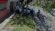 Video: motochorros balearon a un hombre para robarle el auto en Lanús