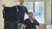 Fabricó un dispositivo para que su amigo parapléjico se pudiera volver a parar