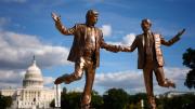 Estatua de Donald Trump y Epstein volvió a Washington y desata críticas