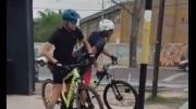 Ciclistas rompieron un molinete de un parador del Metrotranvía y fueron escrachados en un video