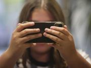 El uso del móvil antes de los 13 años compromete la salud mental