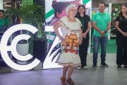 Moda chiquitana en el stand de la Gobernación