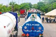 YPFB firma contrato por 90 días por importación de combustible