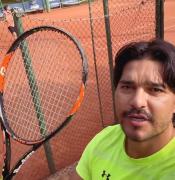 Marcelo Martins se convierte en tenista y reta a Hugo Dellien