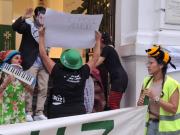 “Brillan a costa de nuestro trabajo y no pagan”, artistas protestan contra la Alcaldía por deuda de medio millón de bolivianos