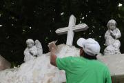 Historias entre lápidas y recuerdos: la labor de los sepultureros en Santa Cruz