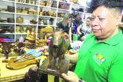 Artesanos muestran sus creaciones al público
