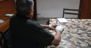 Un delincuente golpeó y tajeó con un cuchillo a un anciano en un asalto de madrugada