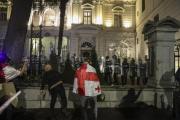 Manifestantes intentan asaltar el palacio presidencial de Georgia para exigir la dimisión del Gobierno