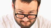 Mirar por encima de los lentes: qué significa para la psicología del comportamiento si una persona lo hace