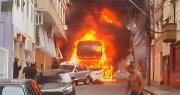 Video: Un bus turístico con 50 adolescentes a bordo se incendia en Brasil