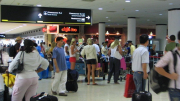 Miles de empleados de aeropuertos trabajan sin salario en EEUU: esta es la razón que sorprende a todos