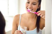 ¿Quieres tener los dientes blancos? Esta es la fórmula natural más efectiva para remover las manchas que dejan las bebidas oscuras