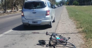 Doloroso descuido en 9 de Julio: un ciclista, hospitalizado tras chocar un auto estacionado en la Ruta 20