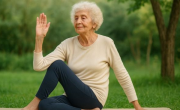 5 posturas de yoga que todos los adultos deberían hacer para prevenir caídas en la vejez