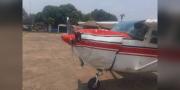 Dos avionetas chocan en pleno vuelo, una logra aterrizar y la otra se precipita a tierra