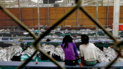 Freno judicial a Trump: Juez bloquea la política de detención de menores migrantes en centros para adultos