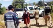 Aprehenden a dos personas que colgaron a su perro en un árbol por haberse comido una gallina