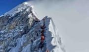 Tormenta de nieve atrapa a casi 1.000 turistas en el monte Everest