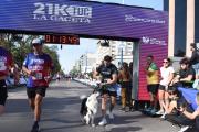 21K LA GACETA: un corredor participó con su perro y se llevó todas las miradas