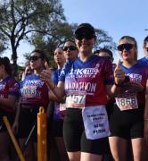 Con cáncer de mama y una cinta rosa, Paola Nieva corrió 10K en la media maratón de LA GACETA