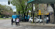 Un auto terminó en la vereda tras un fuerte choque en La Plata