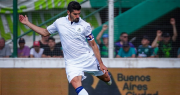 Gastón Suso tiene cuatro amarillas y corre riesgo de perderse el clásico platense