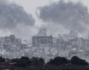 Israel continúa bombardeando Gaza mientras los negociadores del plan de Trump llegan a El Cairo