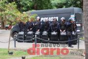 Insólito: santiagueña pidió WiFi a un policía, le robó el teléfono y terminó linchada