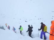 Monte Everest: rescatan a parte de los montañistas atrapados a casi 5.000 metros de altura pero cientos siguen varados