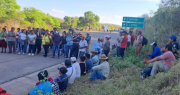 Pobladores de Abapó bloquean ruta hacia Argentina y exigen diálogo con el gobernador Camacho